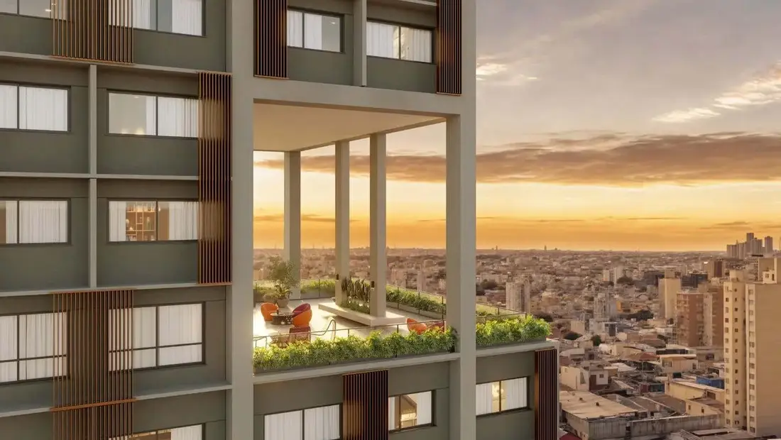Varanda de um edifício com vista para a cidade ao entardecer